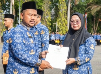 Bupati Gresik Serahkan SK PPPK Paruh Waktu dan Pastikan TPP PNS Tak Dipotong