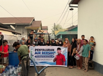 Angga Aditya Nugraha Salurkan Bantuan Air Bersih Bagi Warga Terdampak Intrusi Air Laut 