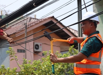Tri Adhianto Kembali Potong Kabel Udara Semrawut, Kini Giliran Jalan Pangeran Jayakarta