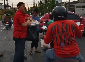 DPC PDI Perjuangan Medan Gelar Dapur Umum di Medan Baru, Bagikan Ratusan Porsi Makanan untuk Pekerja Jalanan