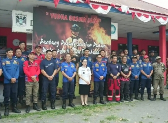 Peduli Petugas Damkar, Vanda Sarundajang Berikan Bantuan Makanan, Minuman, Vitamin