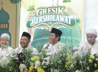 Gresik Bersholawat Dipadati Ribuan Jamaah, Bupati Ajak Masyarakat Perkuat Doa dan Kebersamaan