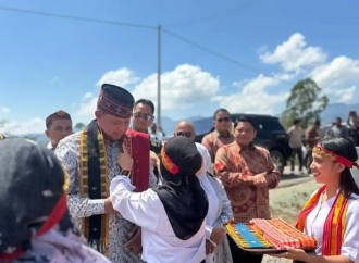 Bantuan sudah diserahkan secara langsung kepada Bupati Manggarai Timur Agas Andreas didampingi jajaran Pemerintah Kabupaten Mang