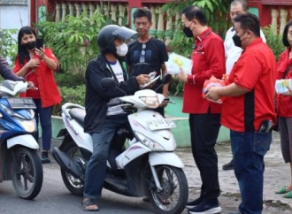 Antisipasi Bahaya Kabut Asap, DPC PDI Perjuangan Medan dan YAKIN 99 Bagikan 5.000 Masker Gratis