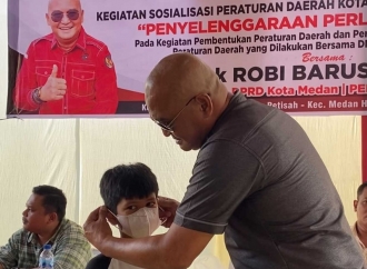 Robi Barus Bagikan Masker dan Minta Orang Tua Pastikan Anak Belajar Daring di Rumah