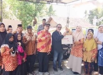 Totok Hedi Serahkan Bantuan Motor Roda Tiga Kepada Kelompok Wanita Tani Jati Mekar