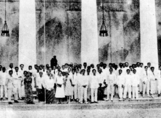 Di Bawah Suara Soenario: Secarik Kertas yang Menyelamatkan Sebuah Kongres