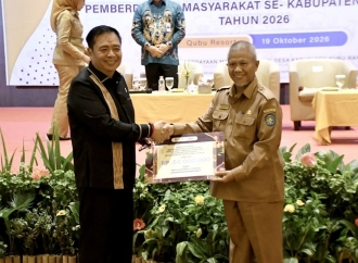 Lasarus Berikan Hadiah Umrah Bagi Qori-Qoriah Kubu Raya Peraih Emas MTQ