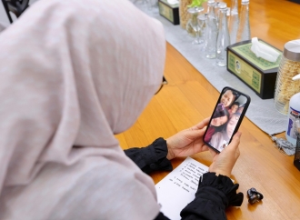 Via Video Call, Bupati Ipuk Semangati Rombongan Penari Gandrung Sewu Korban Kapal Terbakar