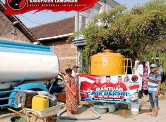 PDI Perjuangan Lamongan Salurkan 12 Tangki Air Bersih, Dorong Perkuat Mitigasi Kekeringan