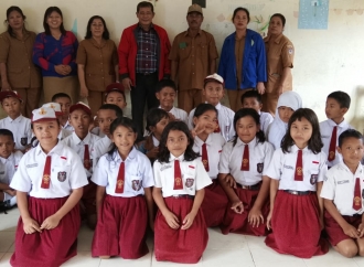 Dengar Curhatan Guru, Pidel Hutahaean Salurkan Bantuan Papan Tulis ke UPTD SDN Maju