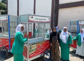 Nila Yani Salurkan 16 Rombong Gratis untuk UMKM Perempuan Fatayat NU Gresik