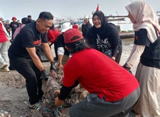 Merah Muda Fest, PDI Perjuangan Surabaya Ajak 200 Anak Muda Bersihkan Pantai Kenjeran