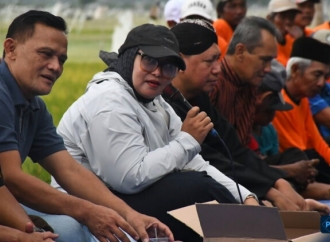 Erma Susanti Salurkan Bantuan Kultivator kepada Kelompok Tani Remaja di Tulungagung