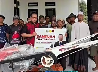 Tekan Ongkos Usaha, Rokhmin Bantu Traktor Roda Dua Kepada Kelompok Tani Desa Gunungsari