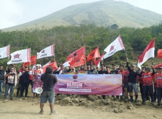 Bukan Cuma Upacara, Repdem Jatim 'Serbu' Gunung Penanggungan Demi Sapu Bersih Sampah!