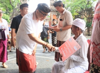 Jaya Negara Serahkan Bansos dan Santunan Rp238,5 Juta Kepada 16 Korban Kebakaran