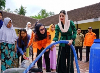 Bantu Warga Hadapi Kekeringan, Novita Hardini Distribusikan 4.000 Liter Air Bersih di Trenggalek