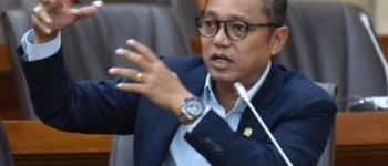 https://img.gesuri.id/crop/350x150/content/2025/02/27/206457/deddy-yevri-sitorus-kritisi-karpet-merah-anak-dan-menantu-jokowi-hilirisasi-kekuasaan-yang-berhasil-UVgQmmKMOg.jpg