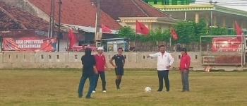 https://img.gesuri.id/crop/350x150/content/2025/06/17/215249/dpc-kota-probolinggo-gelar-turnamen-sepak-bola-memperebutkan-piala-bung-karno-x3IfpqBDNQ.jpg