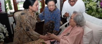 https://img.gesuri.id/crop/350x150/content/2025/06/23/215787/megawati-berikan-selimut-untuk-istri-hoegeng-sebagai-kado-ulang-tahun-ke-100-KcHy6PnvTo.jpg