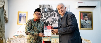 https://img.gesuri.id/crop/350x150/content/2025/08/06/219573/zuhairi-berikan-buku-api-islam-bung-karno-ke-dubes-palestina-untuk-tunisia-6IImhNLhp7.jpg