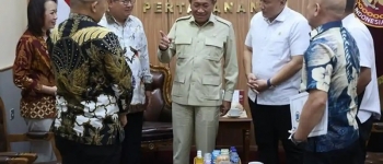 https://img.gesuri.id/crop/350x150/content/2026/08/01/252509/penambang-timah-mengeluh-bupati-beltim-temui-wamenhan-bahas-rkab-3-300-ton-kopahBp6c9.jpg