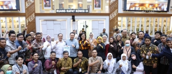 https://img.gesuri.id/crop/350x150/content/2026/08/21/254463/charles-dorong-pppk-nakes-diangkat-pns-honorer-diberi-kepastian-status-EFuBevzNLi.jpeg