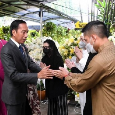 Tiba di Indonesia, Jokowi Langsung Melayat ke Rumah Tjahjo 
