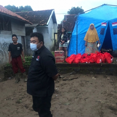 Yudha & Baguna Salurkan Bantuan ke Korban Banjir Bandang 