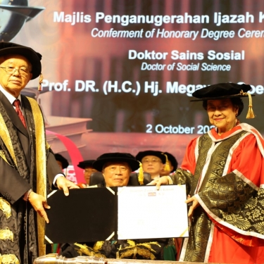 Presiden Ke 5 Megawati Soekarnoputri Terima Gelar Doktor Kehormatan