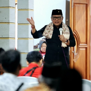 Bersilaturahmi ke Ponpes Darussalam Mekar Agung Madiun, Hasto Mohon Doa Restu untuk Risma-Gus Hans