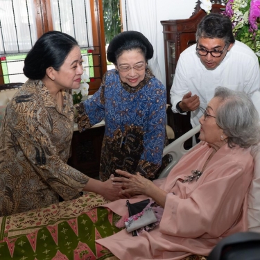 Megawati Berikan Selimut untuk Istri Hoegeng Sebagai Kado Ulang Tahun ke-100