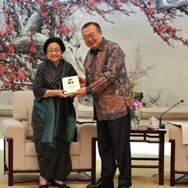 Presiden Xi Jinping Serahkan Buku Tata Kelola Pemerintahan Tiongkok kepada Megawati