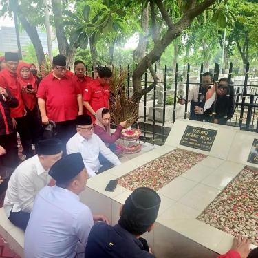 Hari Pahlawan 2025: Hasto Kristiyanto & Kader PDI Perjuangan Surabaya Ziarah ke Makam Bung Tomo dan W.R Supratman