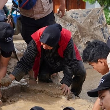 “Apa yang Masih Kurang?”: Di Tengah Hujan dan Lumpur, Risma Menjadi ‘Obat’ bagi Korban Banjir Sumbar