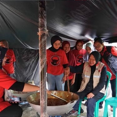 Dari Dapur Umum hingga Sungai yang Meluap: Risma Masak Rendang untuk Korban Bencana Agam
