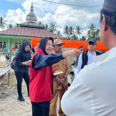 Kunjungi Lokasi Terdampak Gempa Sulteng, Risma Ajak Warga Tingkatkan Kewaspadaan dan Bangun Rumah Tahan Gempa