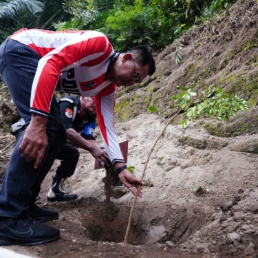 Peringati Bulan Bung Karno, PDI Perjuangan Sleman Ajak Milenial dan Gen Z Bersih Sungai Hingga Tanam Pohon