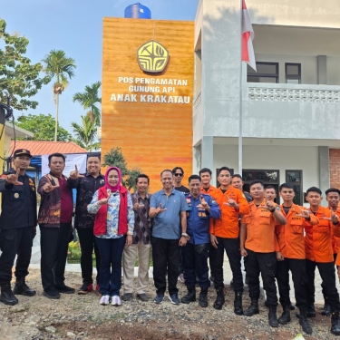 Winarti Tinjau Pos Pengamatan Gunung Anak Krakatau, Ajak Masyarakat Tingkatkan Kewaspadaan