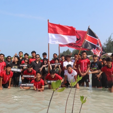 Sambut Soekarno Cup 2026, Skuad Banteng Jakarta FC Turun Ke Laut Tanam Mangrove di Pulau Harapan