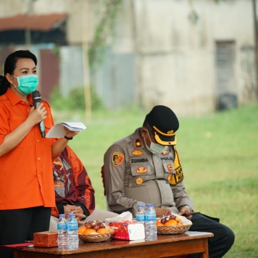Apresiasi Pengorbanan Relawan Damkar, Bupati Karolin Tegaskan Larangan Bakar Lahan