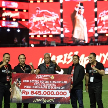 Prananda Prabowo Serahkan Bantuan Dana Gotong Royong untuk Korban Gempa NTT di Final Soekarno Cup