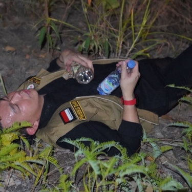 Bupati Fransiskus Diaan Terjun Langsung Padamkan Karhutla di Desa Sekubah