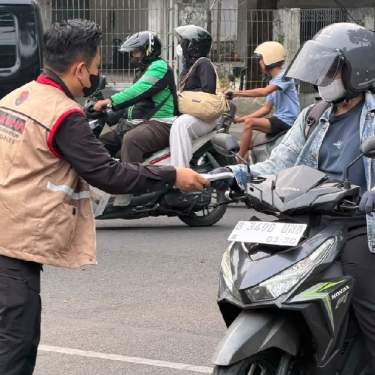 PDI Perjuangan Bagikan Masker Antisipasi Dampak Erupsi Gunung Anak Krakatau dan Karhutla