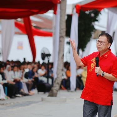 Haru Orang Tua Siswa Saat Anaknya Raih Beasiswa di Universitas ST Bhinneka