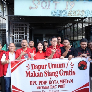 PDI Perjuangan Gelar Dapur Umum Perdana di Medan Barat, Bagikan Ratusan Makanan Gratis untuk Warga