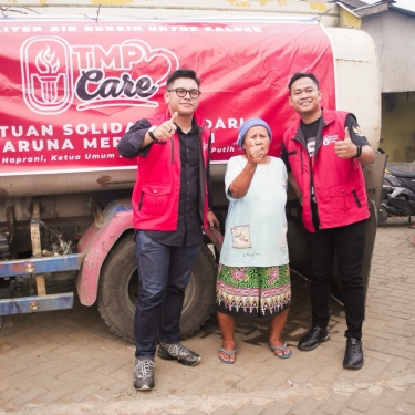 Respons Cepat Krisis Air Bersih di Kalbar, Taruna Merah Putih Salurkan 160.000 Liter Air untuk Warga
