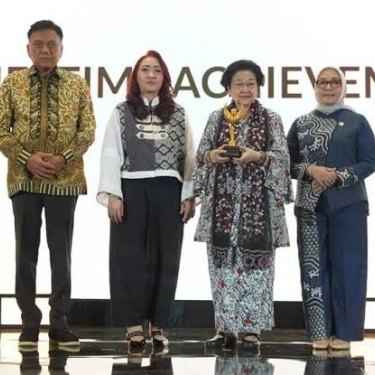 Raih Lifetime Achievement, Megawati Ajak Perempuan Berdaya Tak Hanya Jadi Sosialita