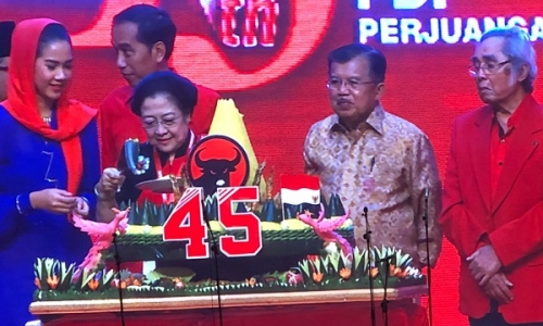 Megawati memotong tumpeng HUT PDI Perjuangan